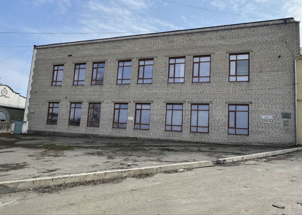 Здається в оренду приміщення різної площі та сама будівля