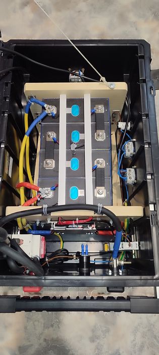 Литий железо фосфатный аккумулятор 4квт. с гибридным инвертором 1,6квт