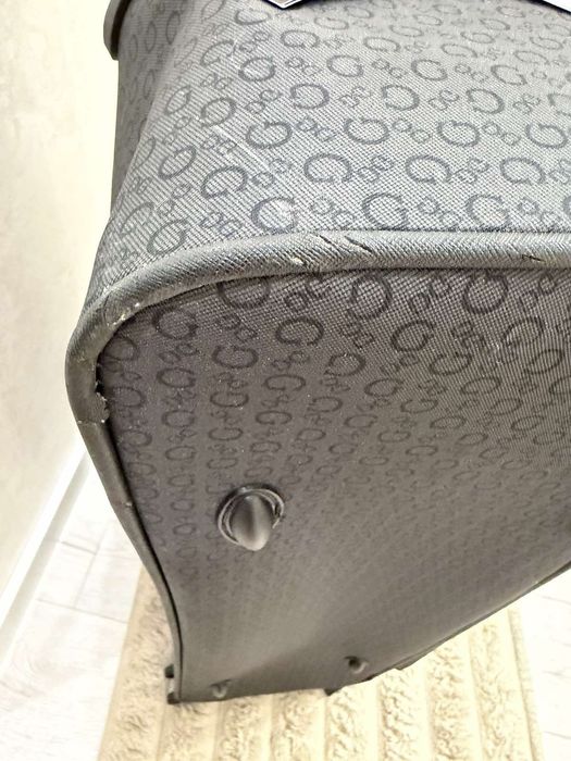 Велика валіза Guess оригинал Розміри: 82/54/28 — zdjęcie 3