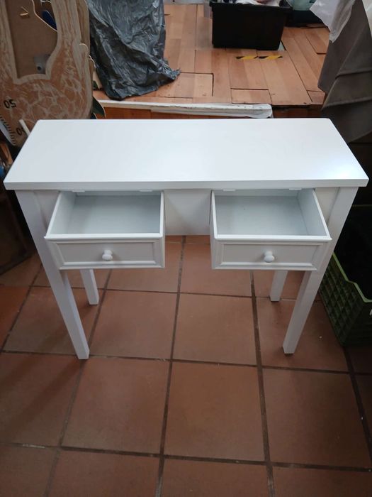 Consola clara em madeira