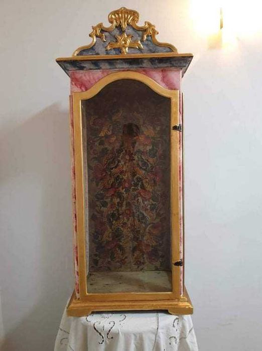 Oratório Antigo com um nicho trabalhado