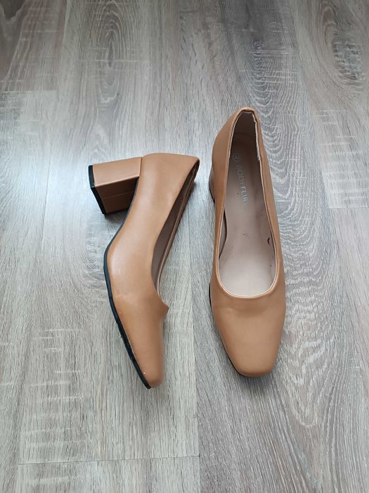 Buty na obcasie karmelowe czółenka