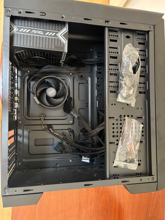 Gabinete PC com fonte de alimentação e ventoinhas