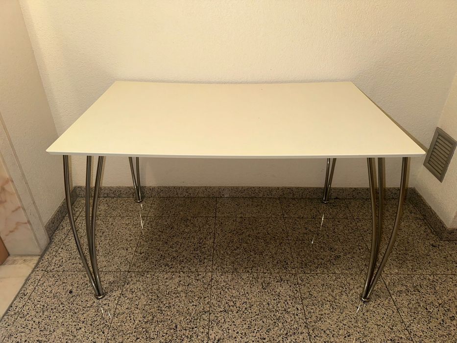 Mesa com pés em lacado, não abre