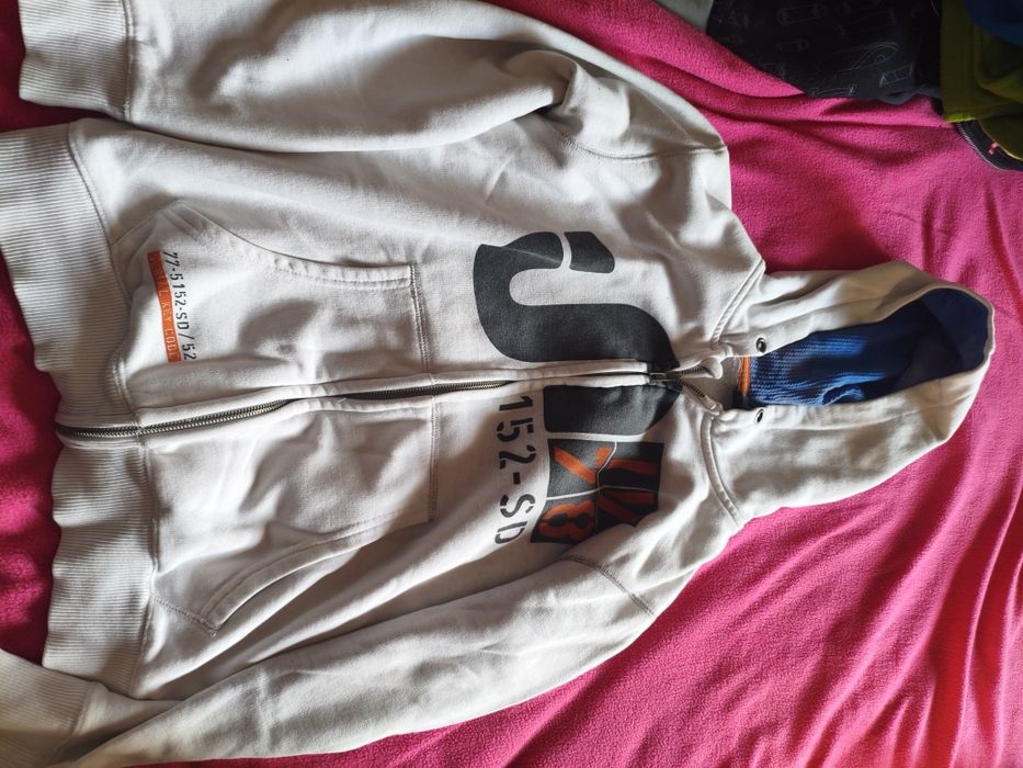 Roupas de +- 10 a 14 anos, além dessas fotos tenho outras mais . O preço varia de 5€ até 25€