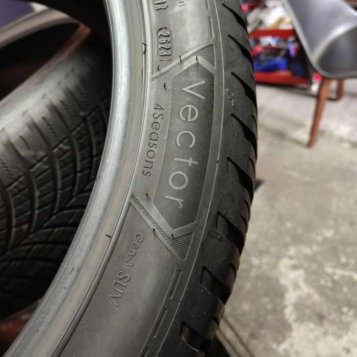 235/45/21 XL Sprzedam parę opon całorocznych Goodyear