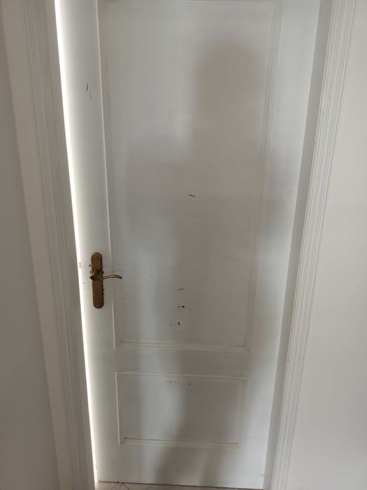 Portas brancas de quarto