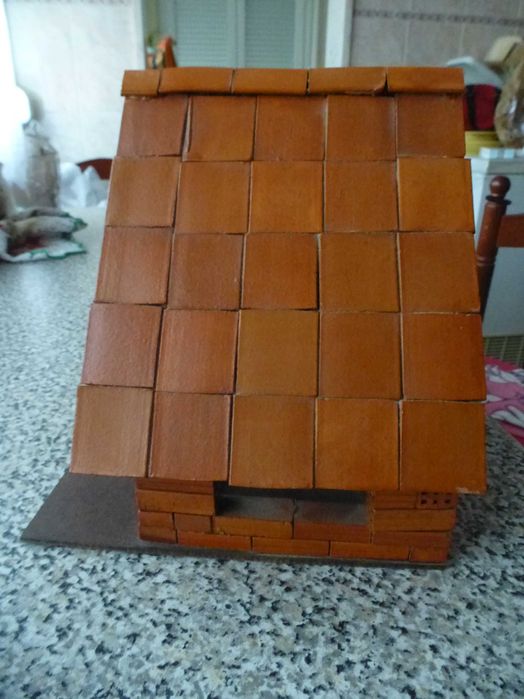 Casa artesanal feita com pequenos tijolos