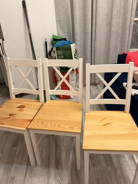 Mesa de madeira com 3  cadeiras