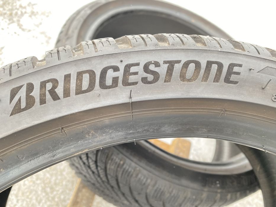 Зимняя резина Bridgestone 245.35.19. Пара.