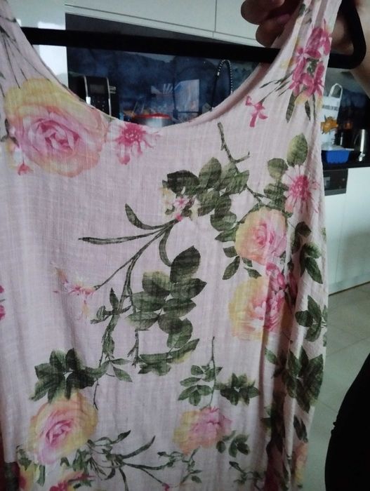 Sukienka na szerokich ramiączkach