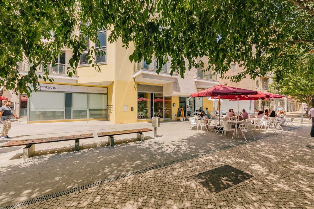 T2 Ed. Alves Redol com terraço, parqueamento e arrecadação.