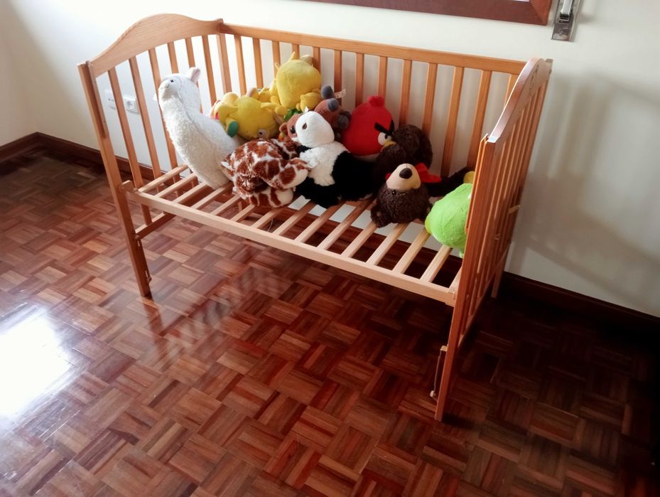 Cama para bebê praticamente nova