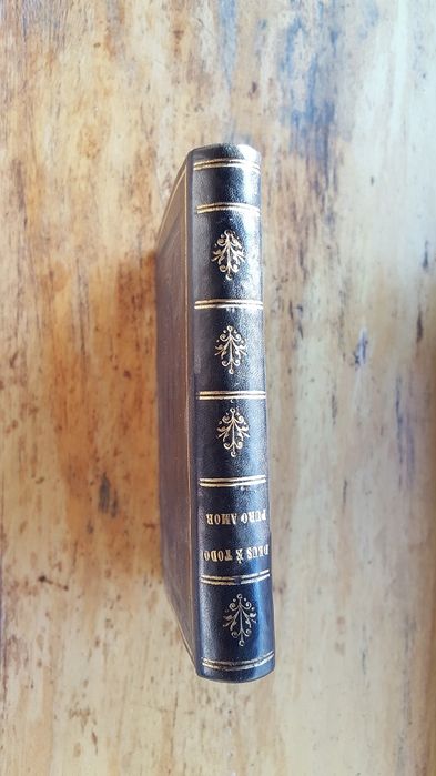Livro antigo de 1844 em bom estado "Deus é todo puro amor"