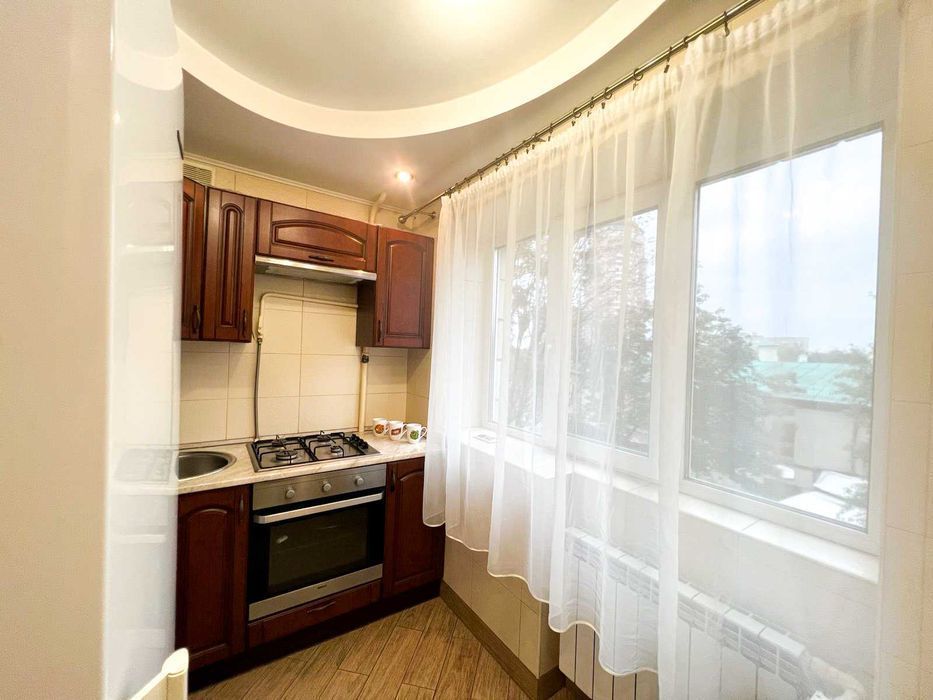 Бульвар Лесі Українки 28, 1к, метро Печерська 3 хв, подобово/погодинно