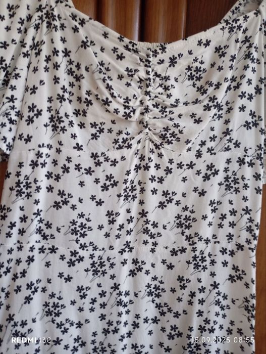 Продається сукня розмір S-M
Талія 35
Довжина 80 
Збоку є замочок