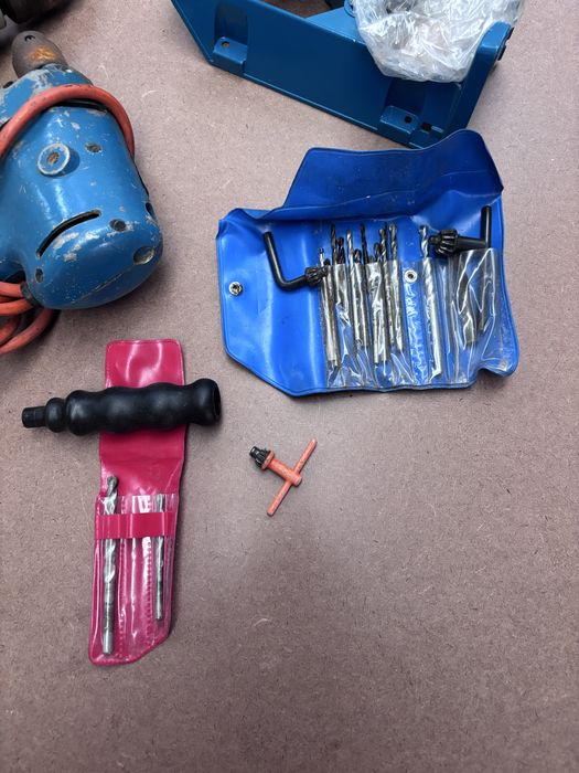 2 máquinas de furar e acessórios Black & Decker