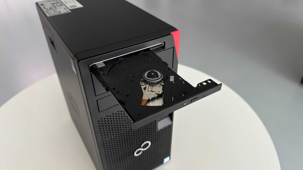 Fujitsu Esprimo P557/E85+ (i5, SSD, Windows 10 Pro)