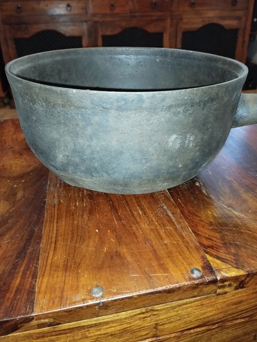 Stary, mega ciężki garnek żeliwny z okrągłym dnem