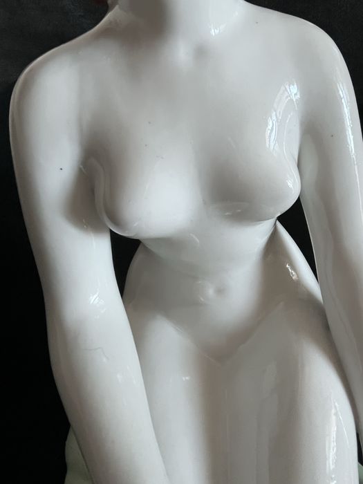 Figurka Aquincum akt naga kobieta vintage porcelana