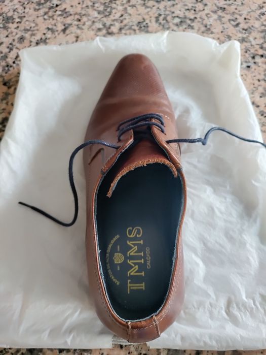 Sapatos de couro castanhos semi-novos