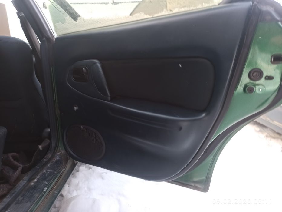 Продам двері на мазду 323f хороший стан