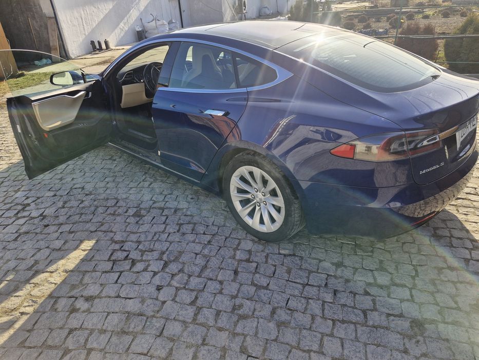 Автомобіль тесла