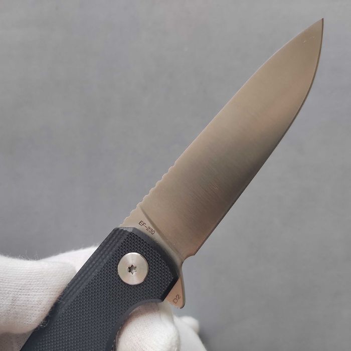 Ніж від фірми Eafengrow EF230. Лезо з D2.