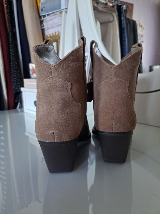 Zamszowe botki kowbojki