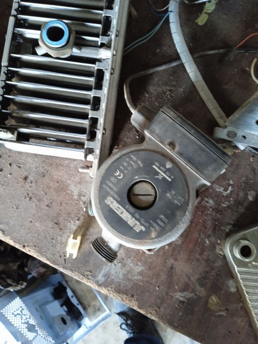 Caldeira a gás desmontada em peças vendo a peça