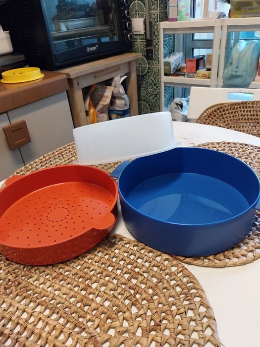Seis caixas da Tupperwre's  novas comprei  muitas por gostar da marca