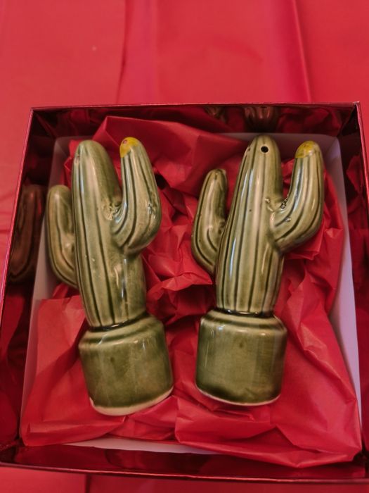 Pimenteiro e Saleiro em porcelana