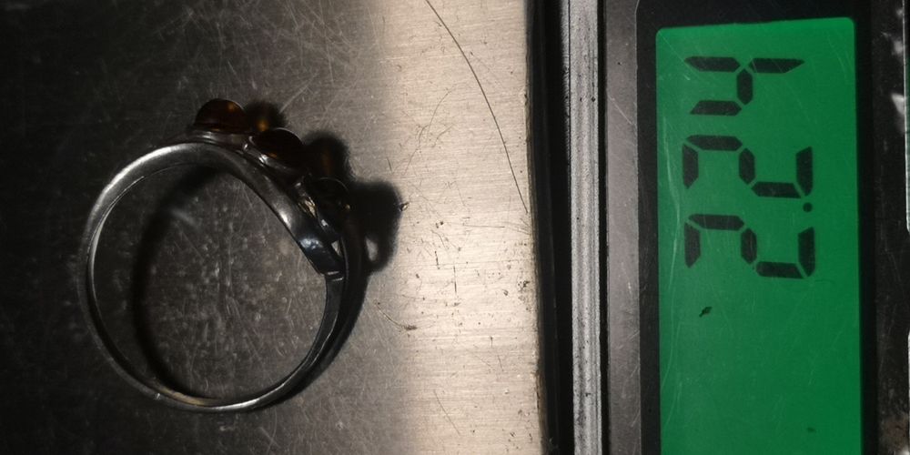 srebrny pierścionek z bursztynami pr. 925 waga 2,24