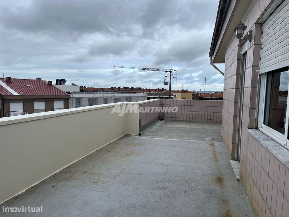 Excelente  T1 com Terraço Próximo ao Hospital São João em São Mamed...