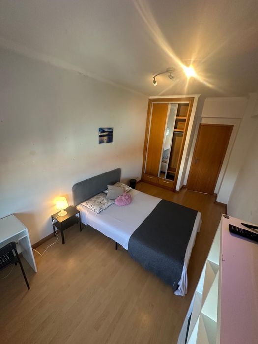 Quarto mobiliado no centro da Moita Cama casal p solteiro ou casal, tv