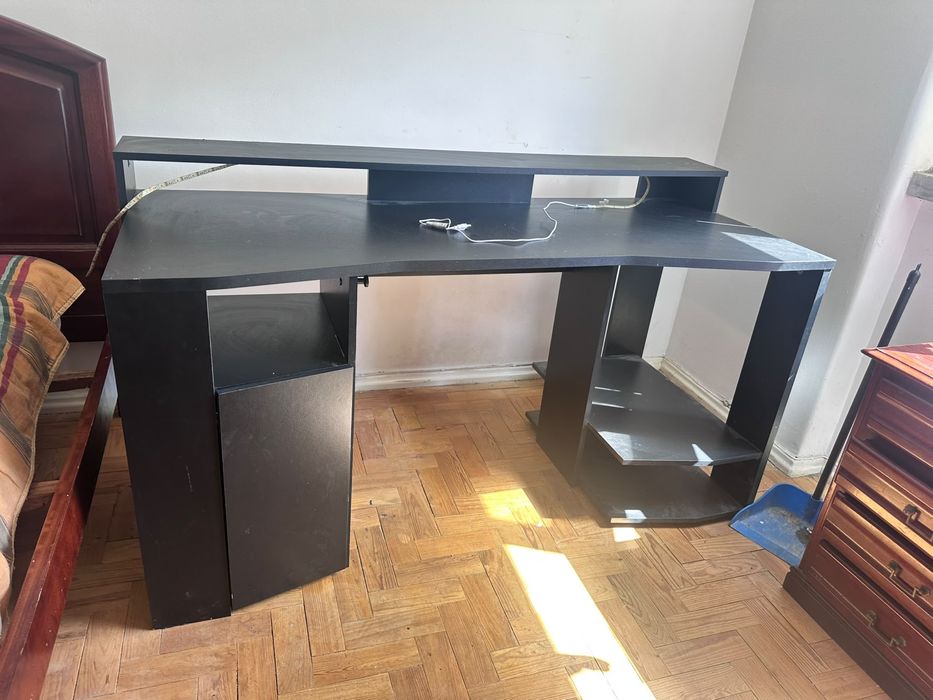 Secretária de Computador Preta com Prateleiras – Bom Estado