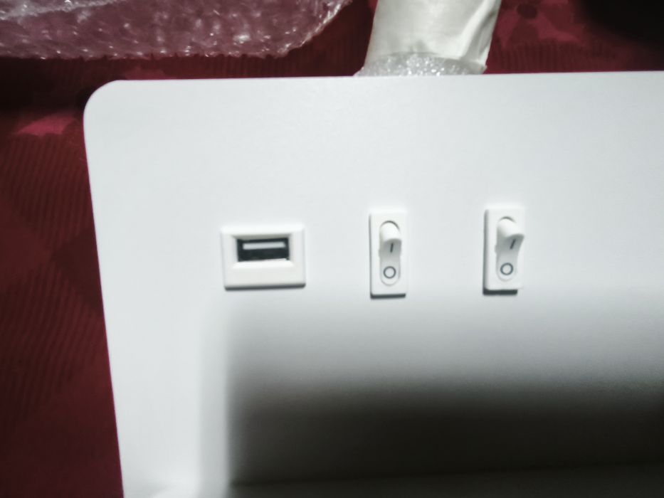Candeeiro com luz led flexível e tomada USB e carregador indução
