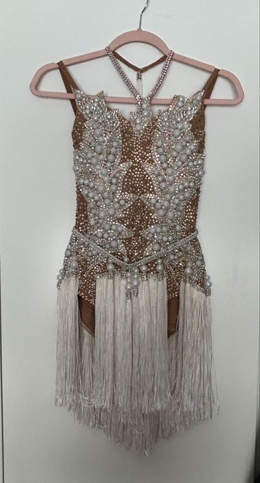 Sukienka zdobiona do łaciny