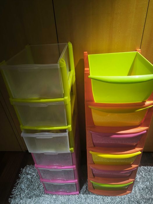 Gavetas de arrumação em plástico (2 módulos de 6 gavetas)