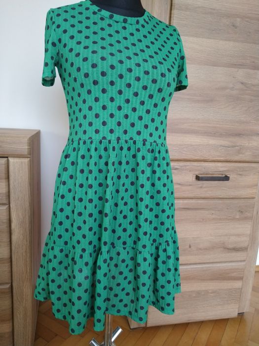 Sukienka Zara na zielonym tle czarne grochy S