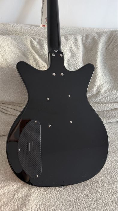 Spredam nowa electryczna gitare Danelectro