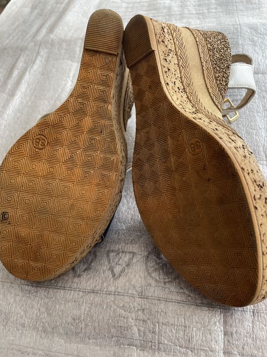 Босоножки кожаные женские