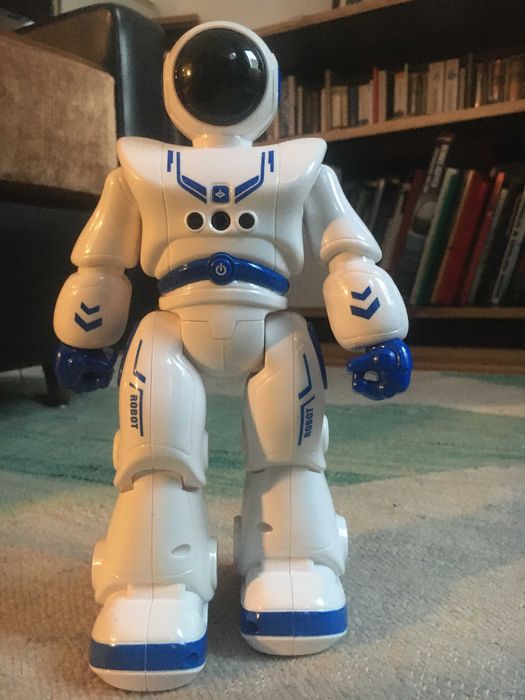 Robot inteligente e telecomandado