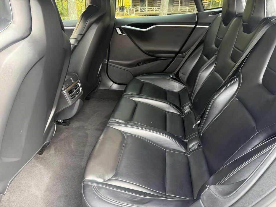 Tesla Model S P85D      2015