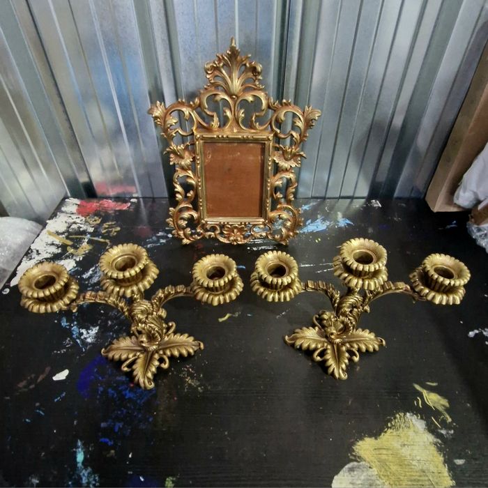 Conjunto Antigo Séc. XIX Bronze / Latão - Par Candelabros Mesa e Moldura