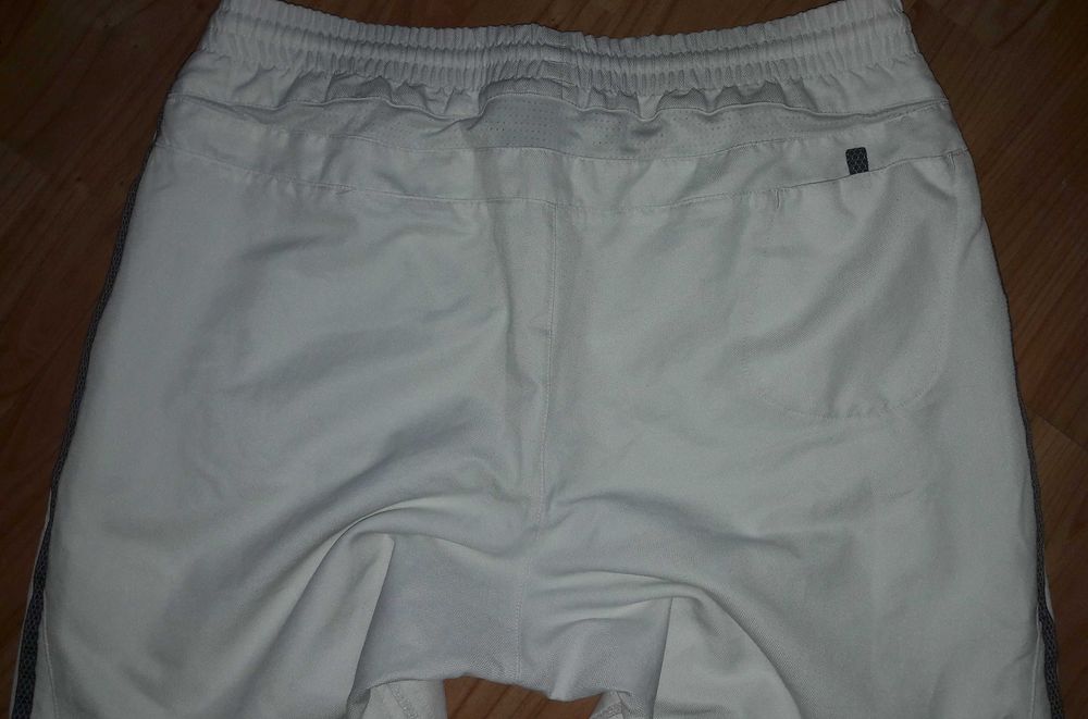 Białe spodenki szorty za kolano Adidas S