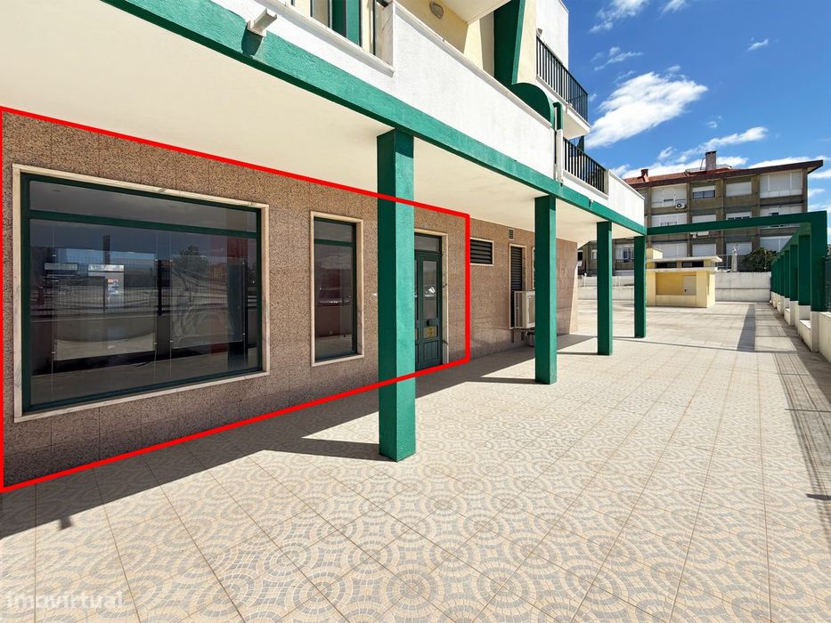 Loja com 70m², 2 Frentes, Pátio – Venteira (Perto da Praça da Igreja)