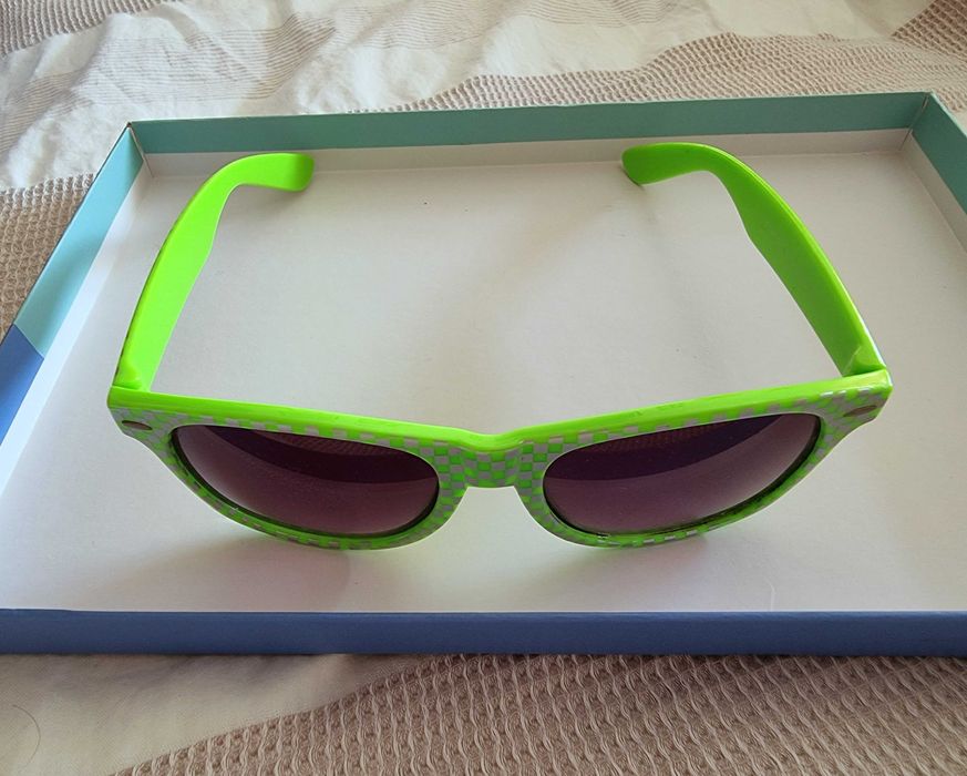 Óculos de sol verdes e cinzentos