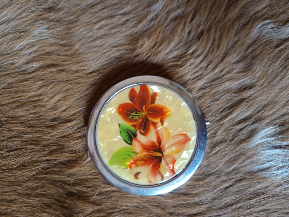 Okrągłe lusterko w lilie