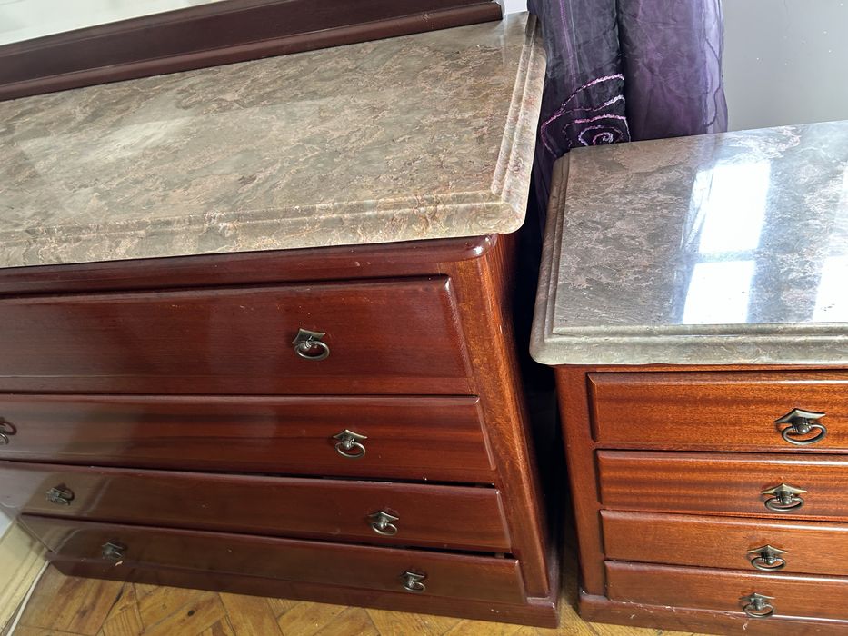 Composto com uma cómoda de 4 gavetas com espelho, e 2 mesinhas.